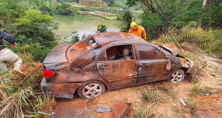 Acidente de capotamento na BR 381 deixa uma vítima fatal na divisa de