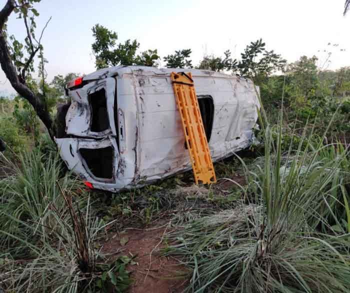 Capotamento de micro ônibus na BR 251 deixa uma pessoa morta e várias