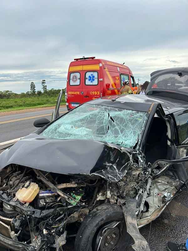 V Tima De Colis O Entre Autom Vel E Caminh O Resgatada Pelo Corpo De